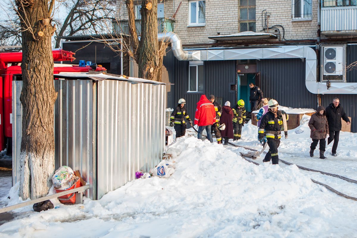 Спустя несколько минут на место происшествия прибыли медики, полиция и пожарные