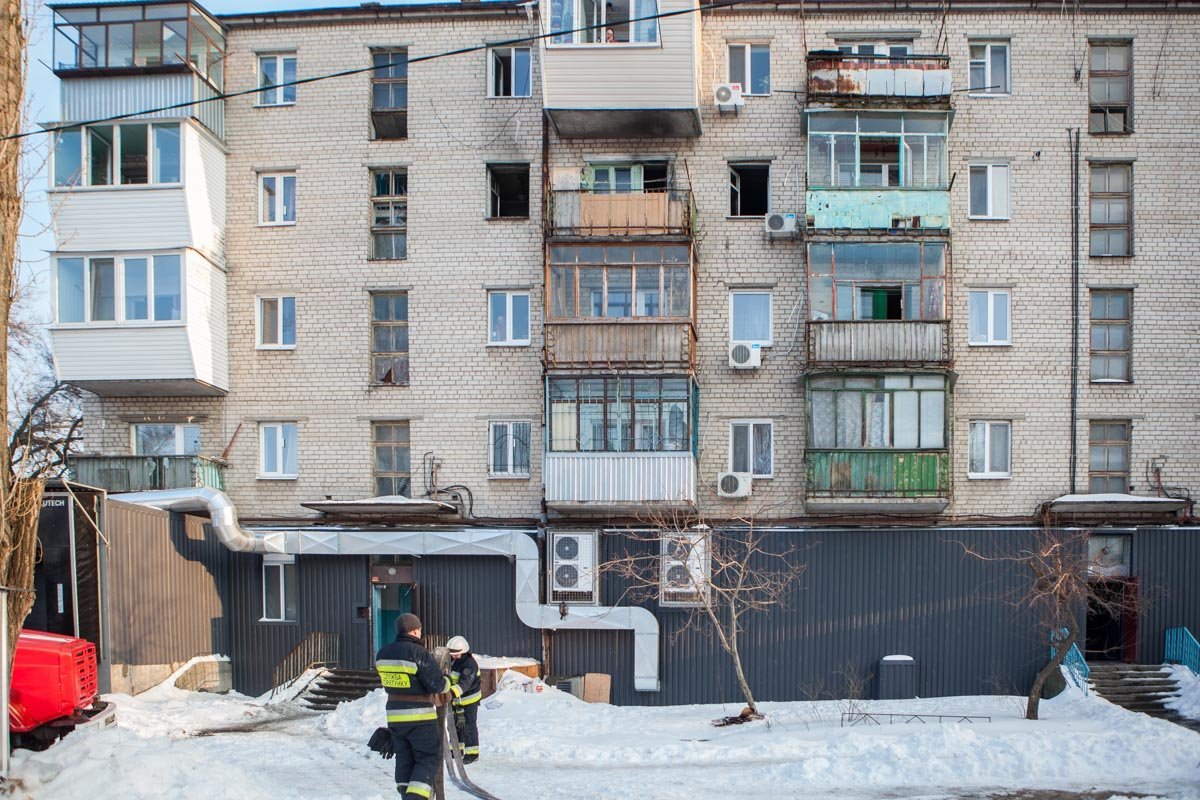 Не дожидаясь спасателей, соседи выломали входную дверь и вывели мальчика из квартиры