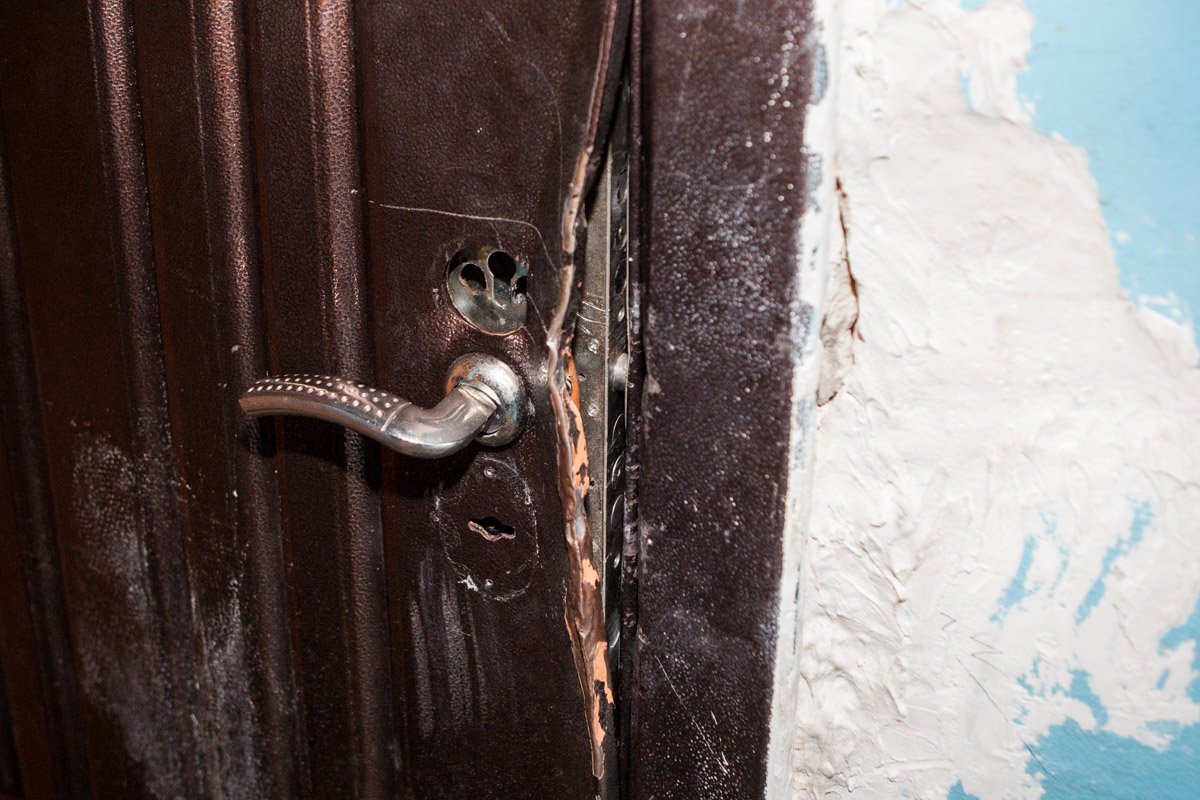 Брат малыша стал бить тревогу и позвал соседей на помощь