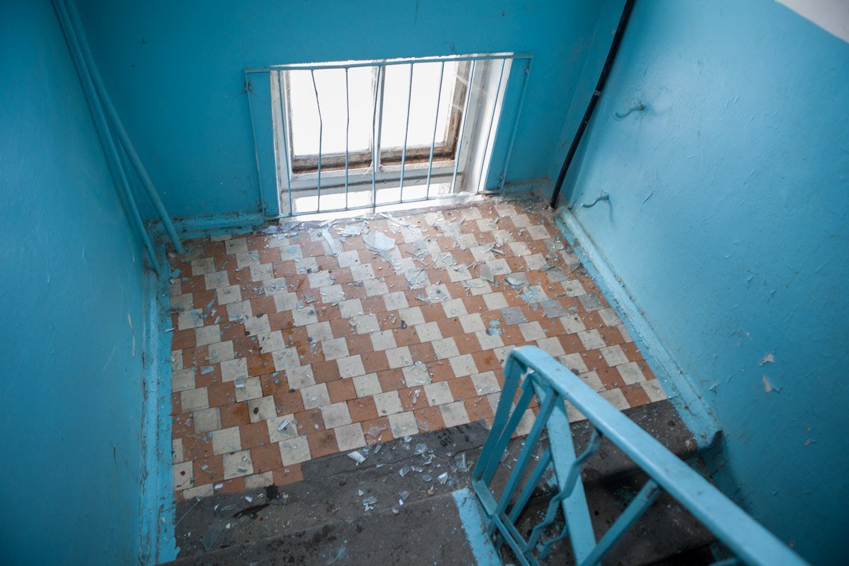 Пожарным пришлось выбить стекла, поскольку в подъезде были клубы дыма