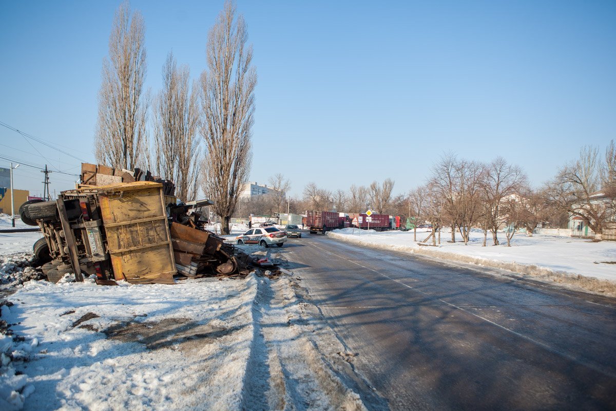 Колеса прицепа МАЗа попали в яму, из-за чего тот перевернулся