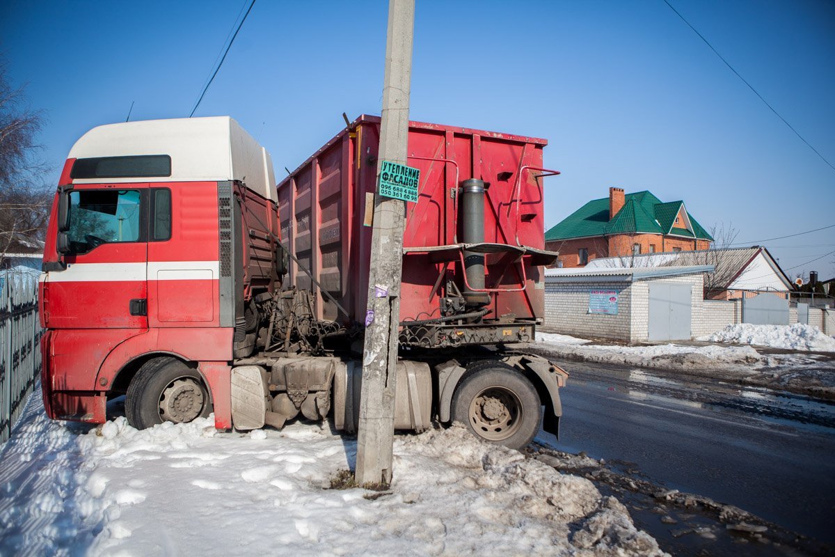 На Байкальской фура "сложилась" пополам