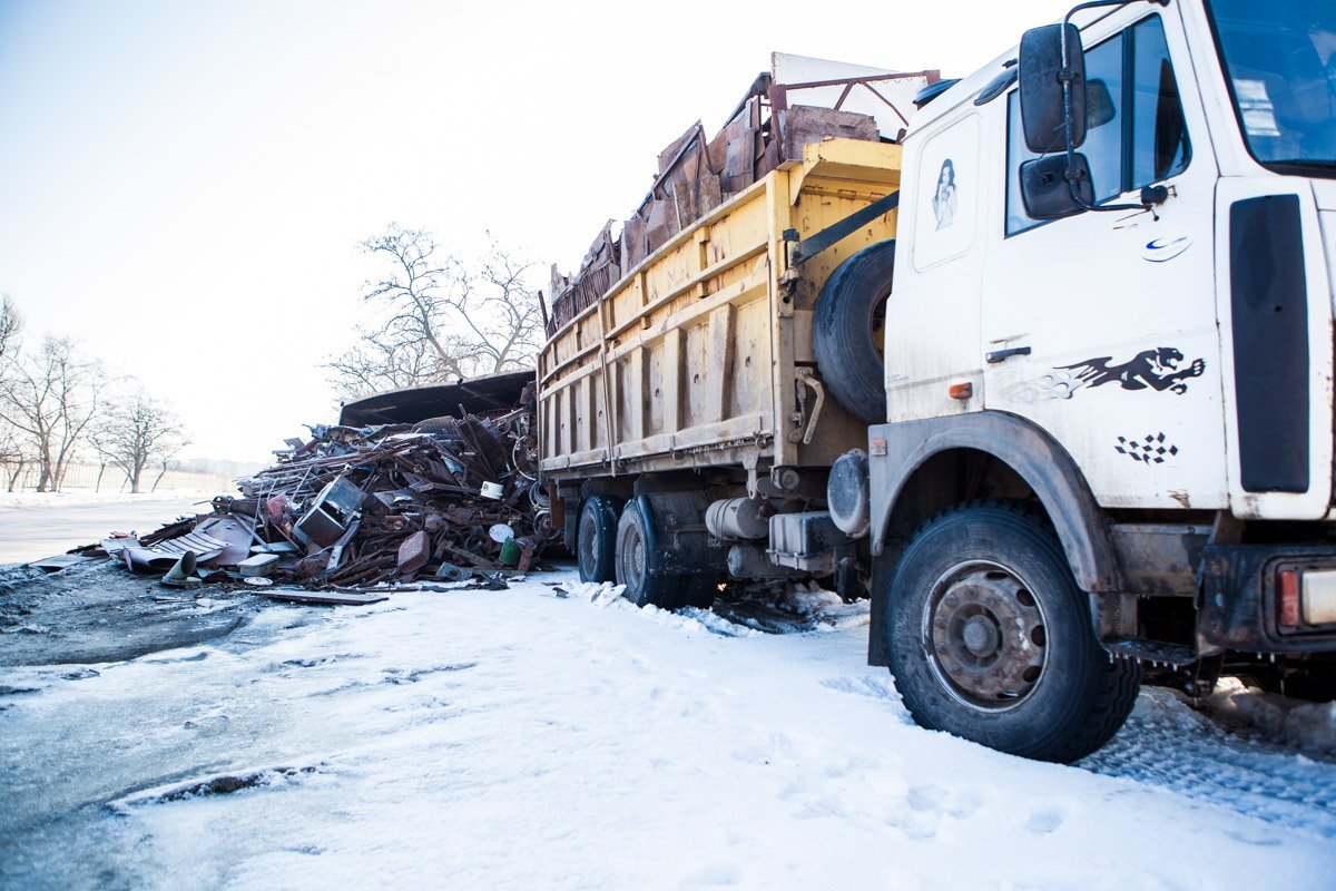 Колеса первого прицепа прошли по верху, однако второго - загрузли в яме