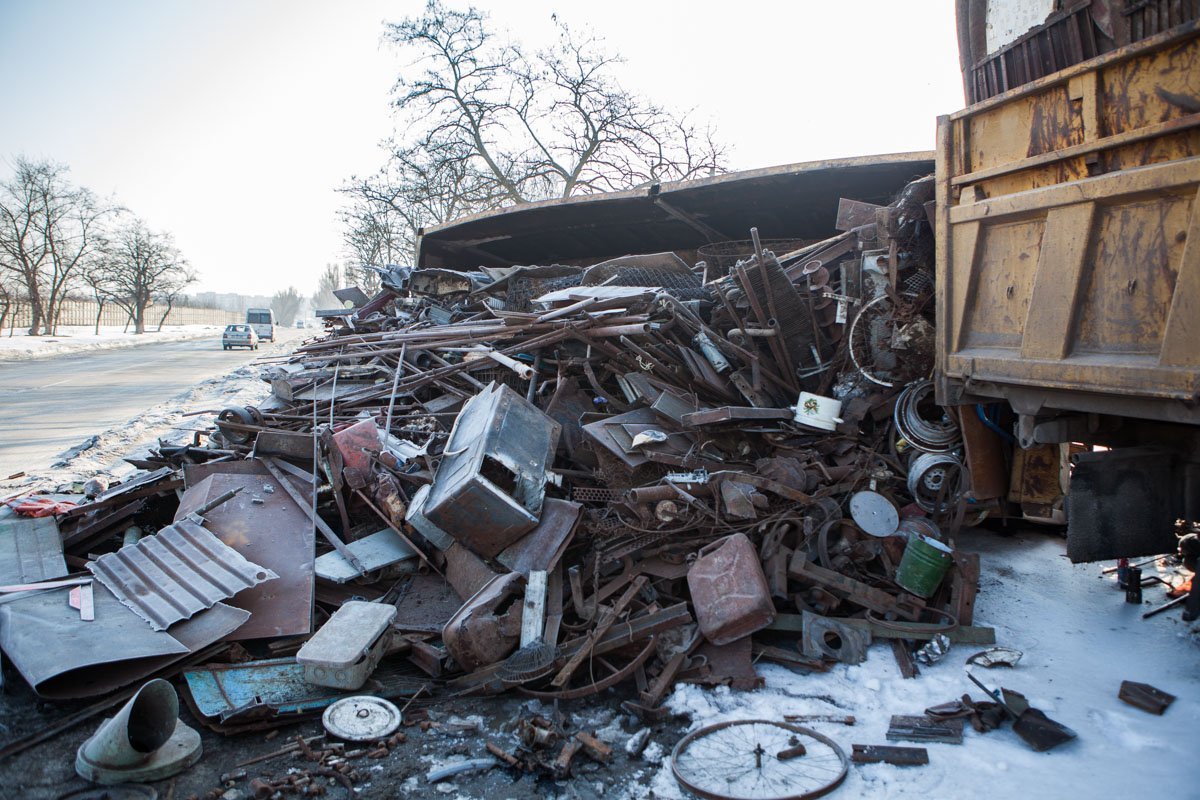 Груда металла "усеяла" обочину дороги