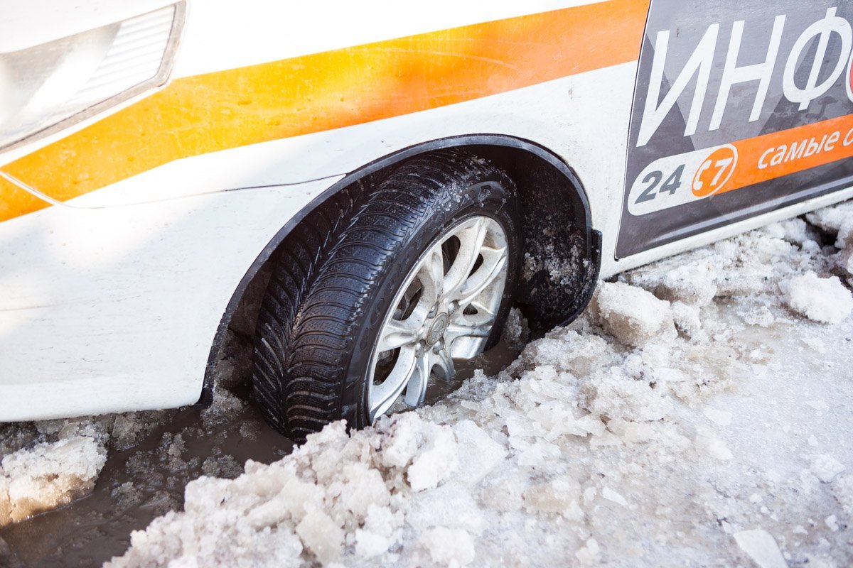 Благодаря отзывчивому водителю, нашу Geely удалось вытащить с помощью троса