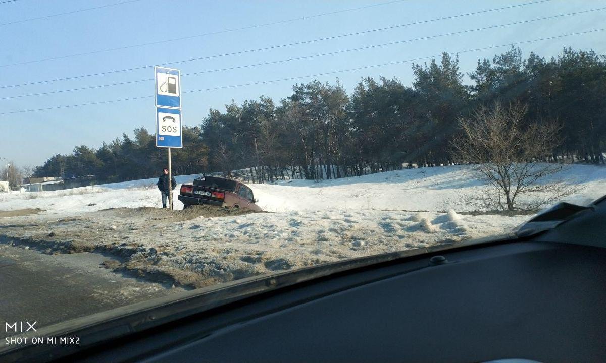 На Курсантской из-за утреннего гололеда водитель ВАЗ-2107 вылетел в кювет