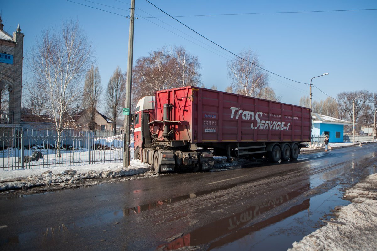 На Байкальской из-за гололеда водитель фур не смог затормозить