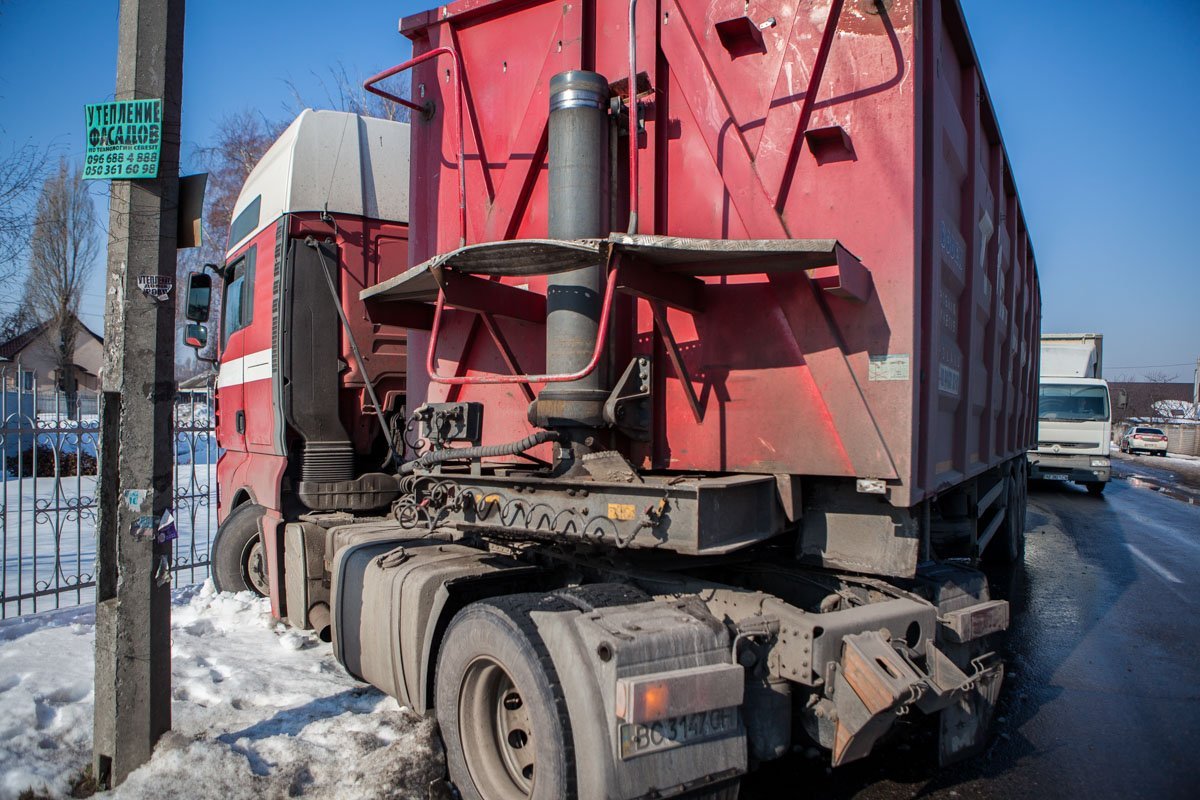 Фуру чудом не вынесло на стоящие впереди автомобили и все благодаря реакции водителя