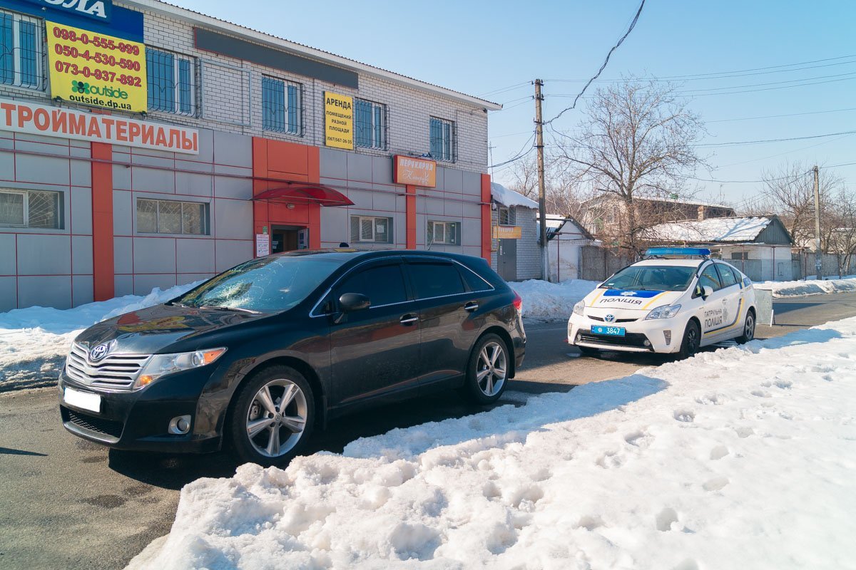 Toyota сбила двух мужчин