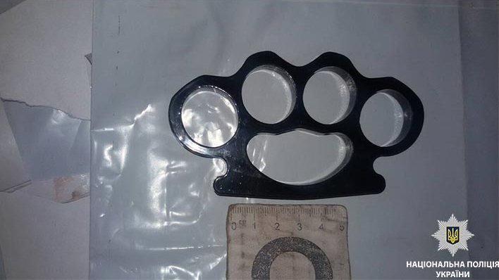 Помимо пистолета, у парней обнаружили кастет и нож Помимо пистолета, у парней обнаружили кастет и нож