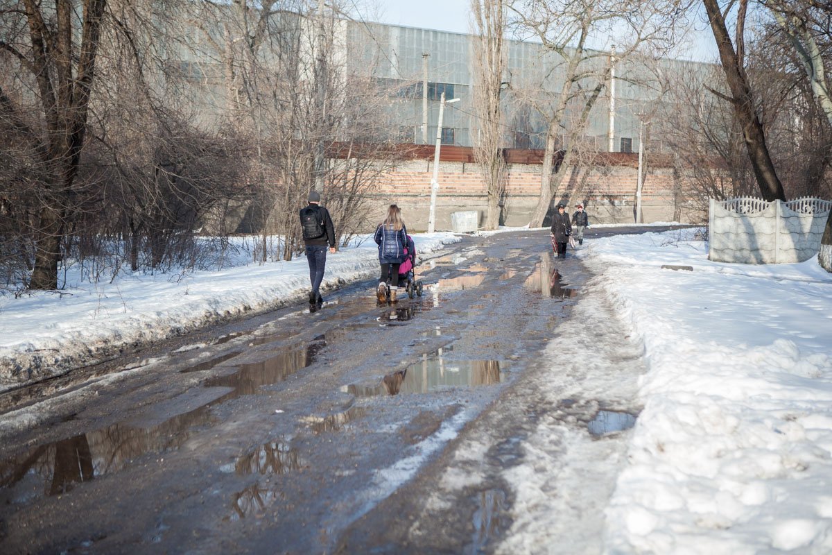 Действительно, зачем расчищать тротуары, если есть целая дорога Действительно, зачем расчищать тротуары, если есть целая дорога