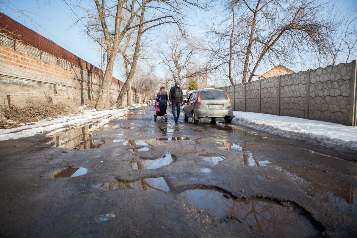 Местные жители поражаются смелости водителей передвигаться по этой дороге Местные жители поражаются смелости водителей передвигаться по этой дороге