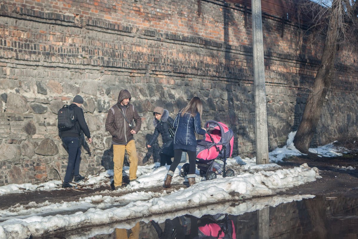Пешеходам явно не нравится такое положение вещей Пешеходам явно не нравится такое положение вещей