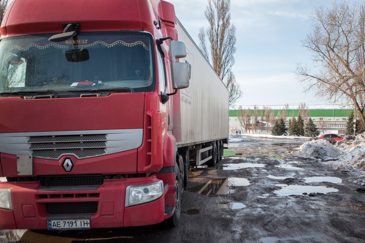 Водитель фуры решил окончательно угробить то, что осталось от дороги Водитель фуры решил окончательно угробить то, что осталось от дороги