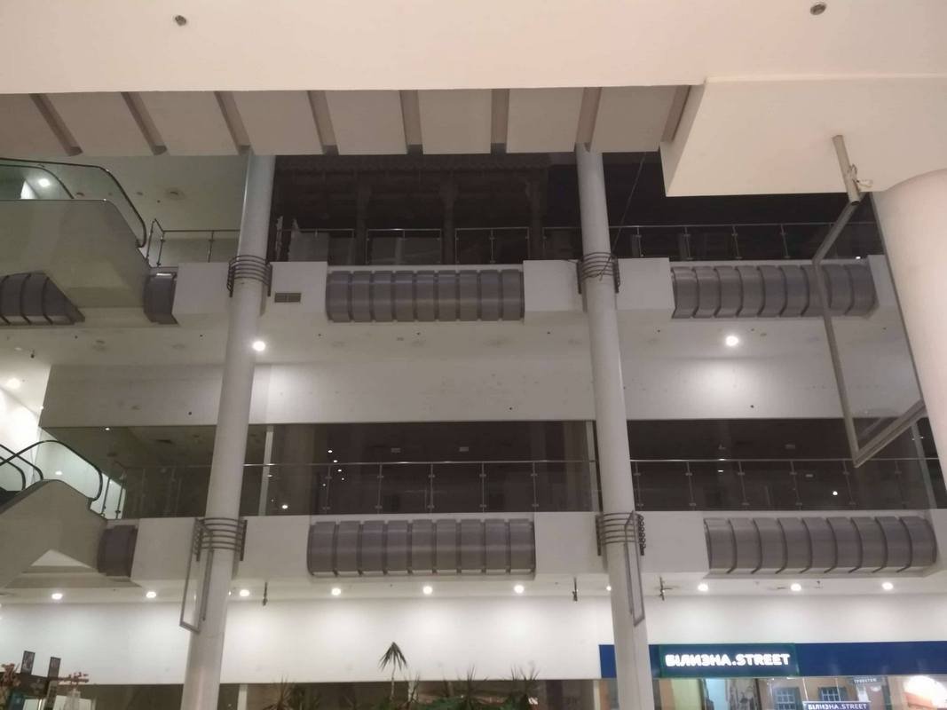 На верхних этажах закрылись многие магазины