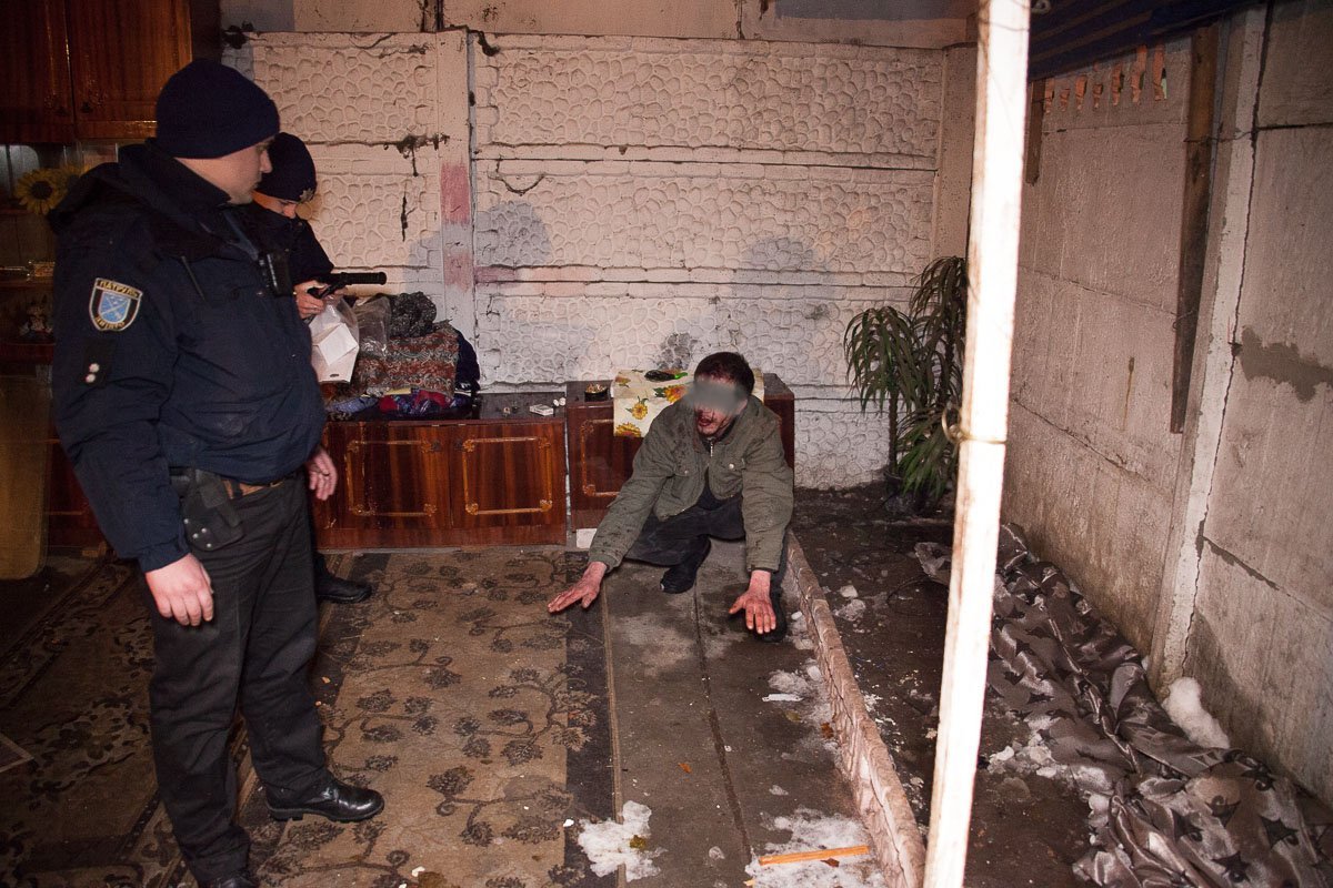 По словам пострадавшего, обнаженный мужчина напал на него с молотком и избил По словам пострадавшего, обнаженный мужчина напал на него с молотком и избил