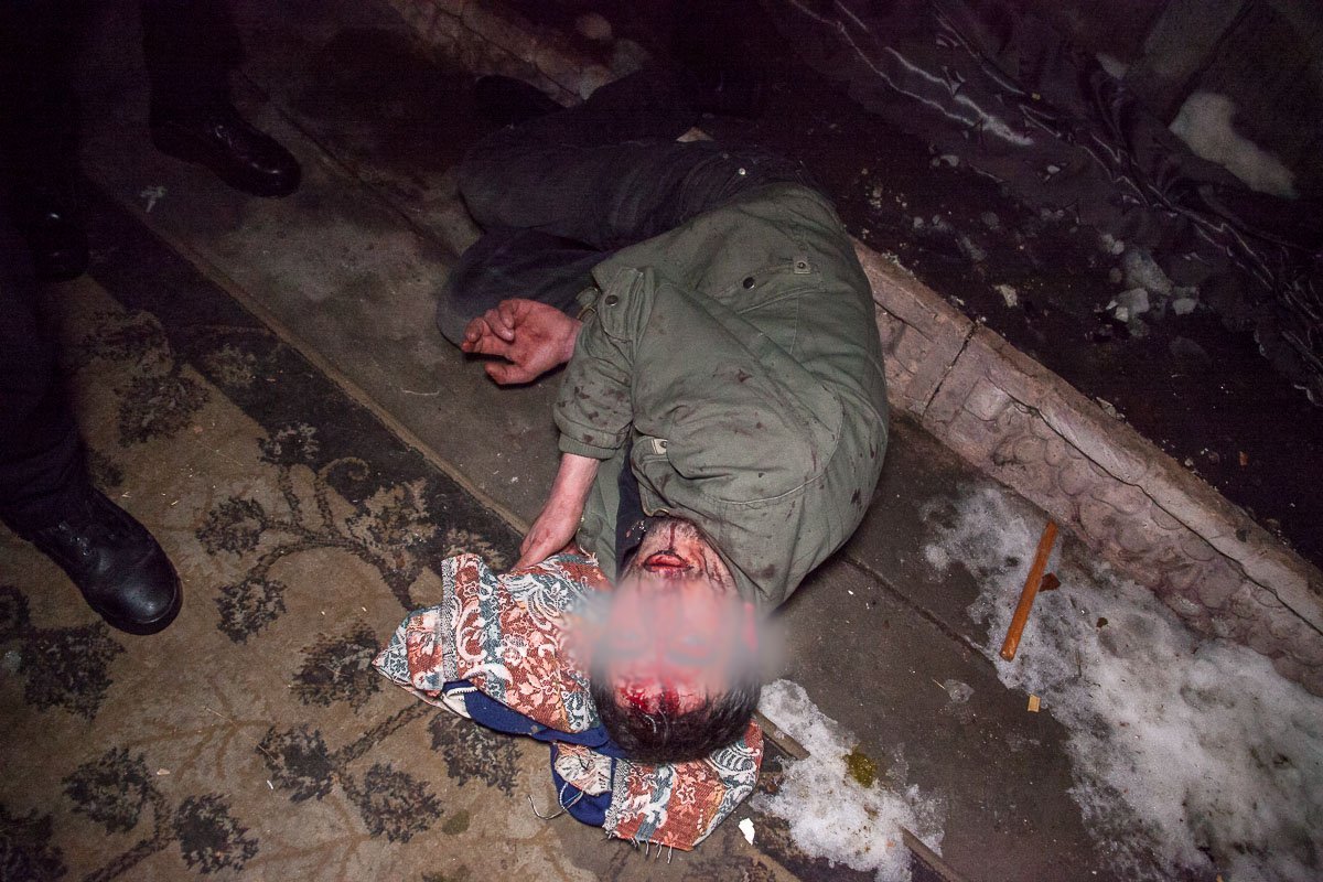 Второй участник конфликта, на котором не было одежды, утверждает, что напали на него Второй участник конфликта, на котором не было одежды, утверждает, что напали на него