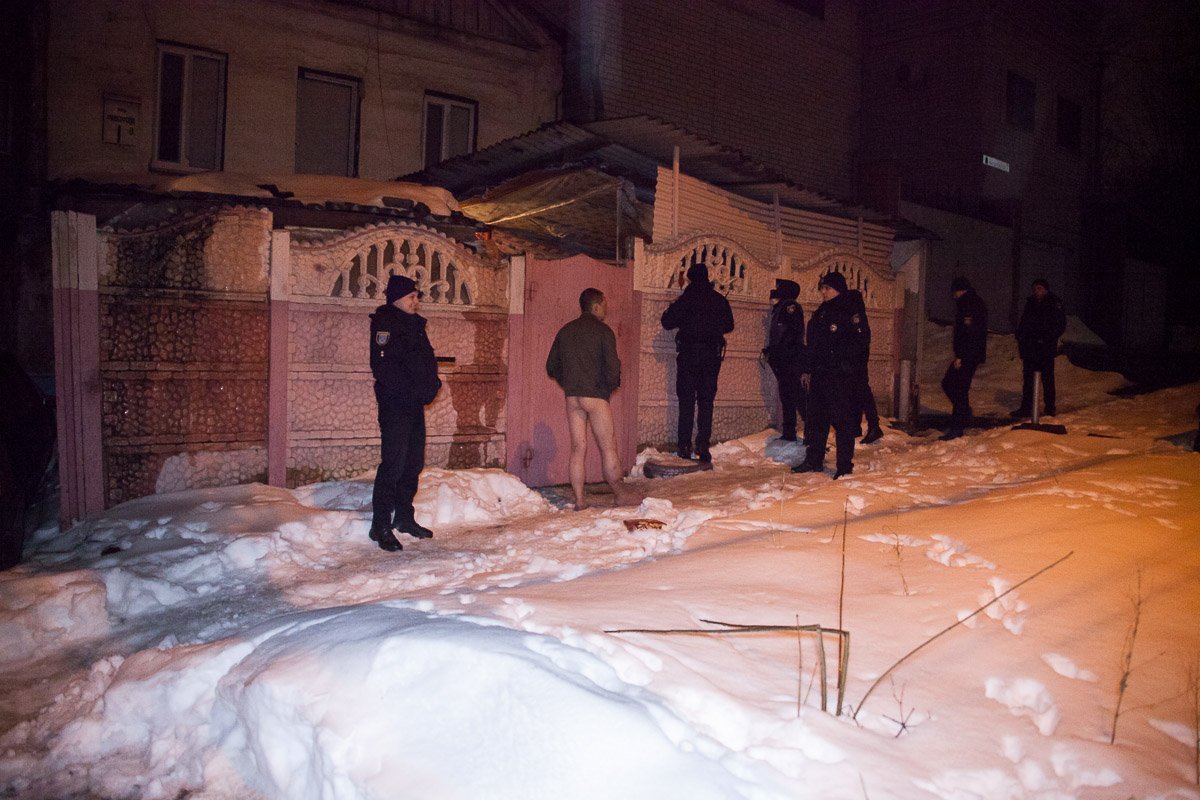 Прибывшие на место патрульные стали свидетелями семейного конфликта Прибывшие на место патрульные стали свидетелями семейного конфликта