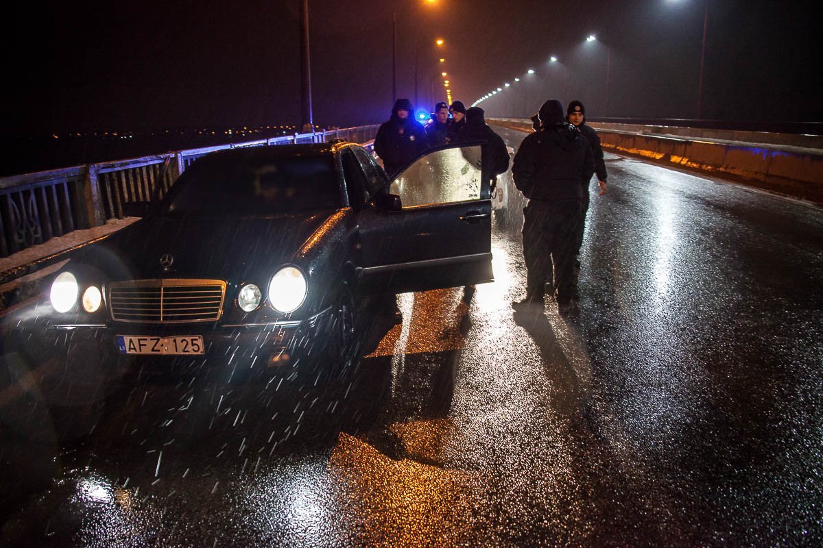 Правоохранители попросили водителя остановиться, но тот, лишь «прибавил газу» Правоохранители попросили водителя остановиться, но тот, лишь «прибавил газу»