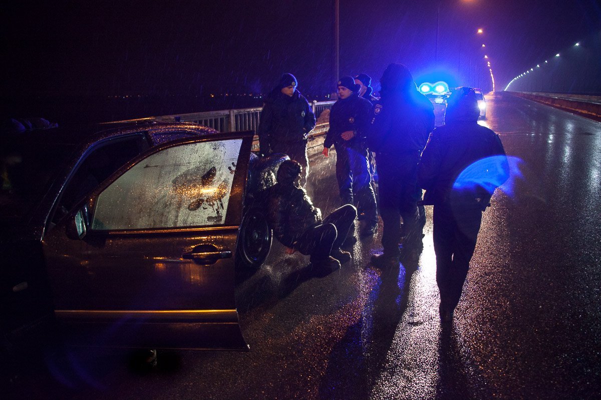 Выехав на Новый мост, водитель Mercedes ехал так быстро, что у его автомобиля начал дымить моторный отсек Выехав на Новый мост, водитель Mercedes ехал так быстро, что у его автомобиля начал дымить моторный отсек