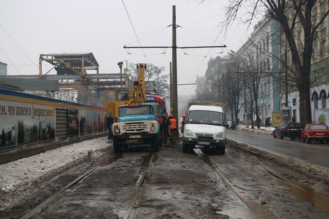 На Яворницкого трамвай сошел рельсов