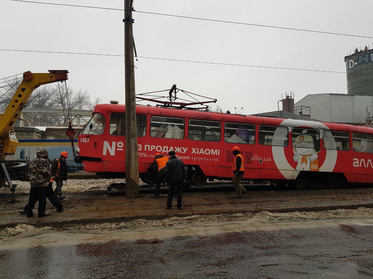 На месте происшествия работают коммунальные службы