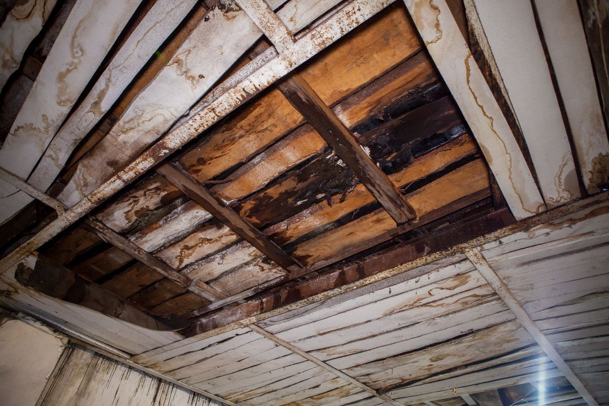 Большинство зданий на территории госпиталя нуждаются в ремонте крыши Большинство зданий на территории госпиталя нуждаются в ремонте крыши