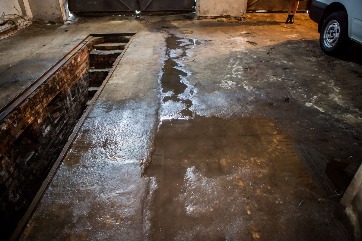 Из-за плохой кровли в большинстве помещений сыро Из-за плохой кровли в большинстве помещений сыро