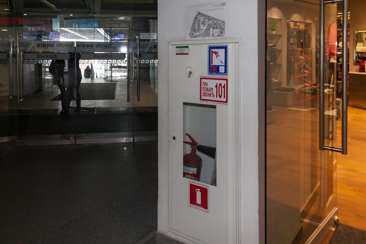 В комплексе 320 пожарных щитов с огнетушителями и пожарными рукавами В комплексе 320 пожарных щитов с огнетушителями и пожарными рукавами