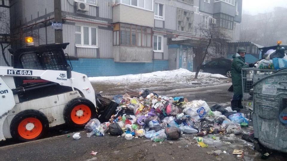 Сейчас город понемногу освобождается от мусорного плена