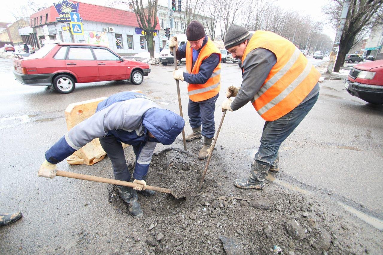 Ранее, 3-го марта, около 11:30, на перекрестке Щепкина и Нигояна возле «АТБ» Lada провалилась в яму Ранее, 3-го марта, около 11:30, на перекрестке Щепкина и Нигояна возле «АТБ» Lada провалилась в яму