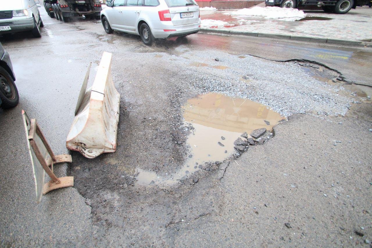 Дыра образовалась из-за того, что нарушилась герметичность ливневого коллектора Дыра образовалась из-за того, что нарушилась герметичность ливневого коллектора