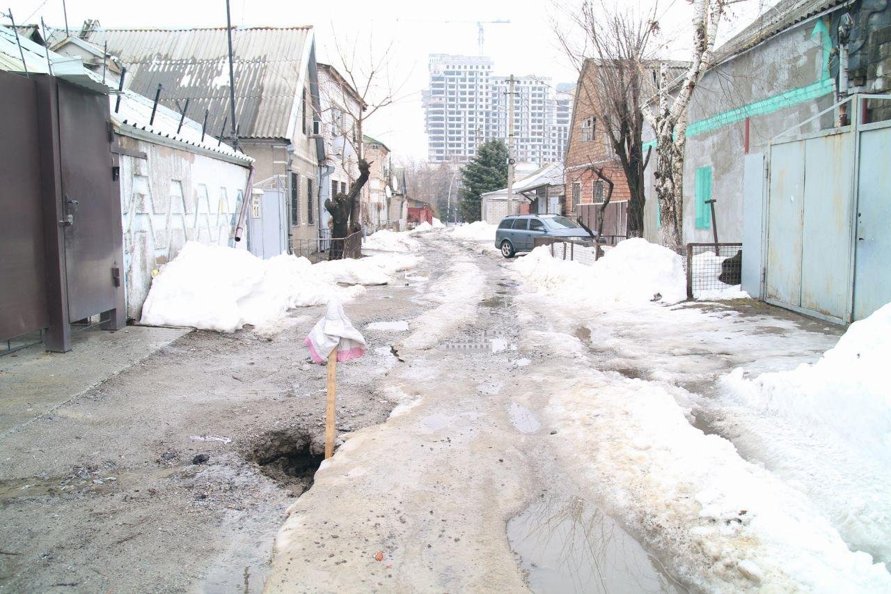 Недавно на улице Голубиная, 10, образовалась глубокая яма