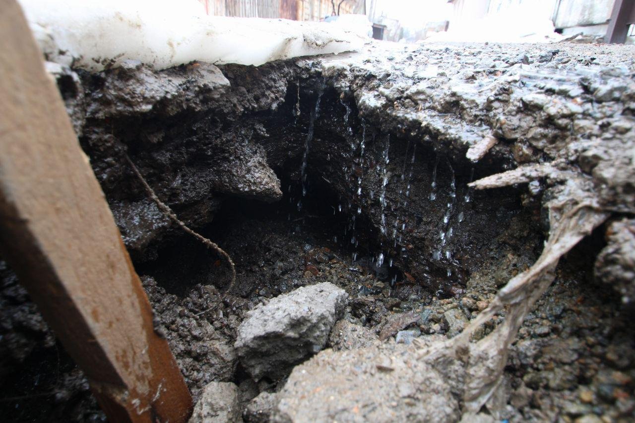 Яму временно обозначили ветками и лентами