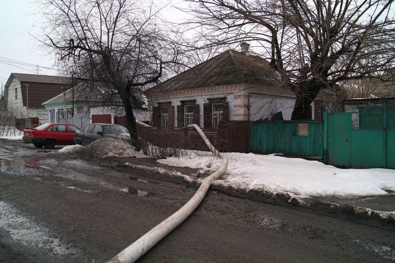 Проезд по улице Солончакова перекрыли автомобили патрульной полиции