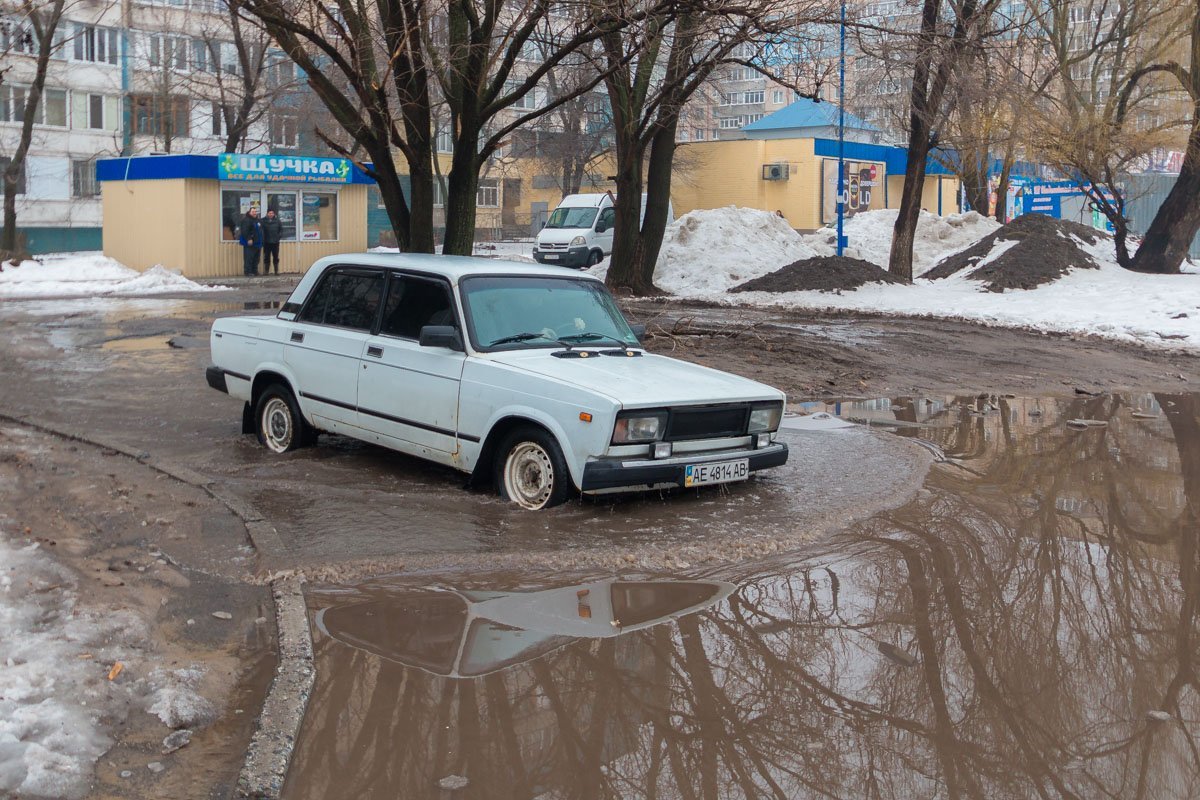 Автомобилисты по памяти объезжают старые ямы Автомобилисты по памяти объезжают старые ямы