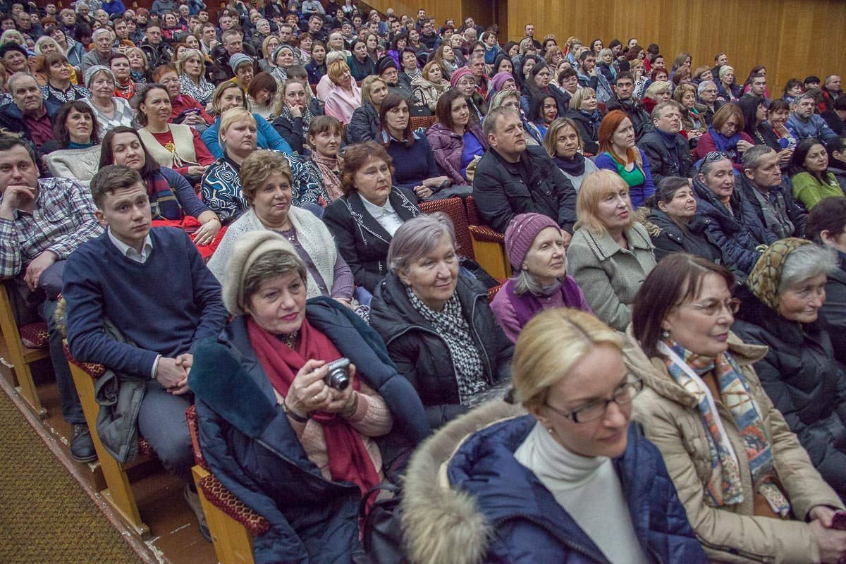 Людей на мероприятие пришло очень много Людей на мероприятие пришло очень много