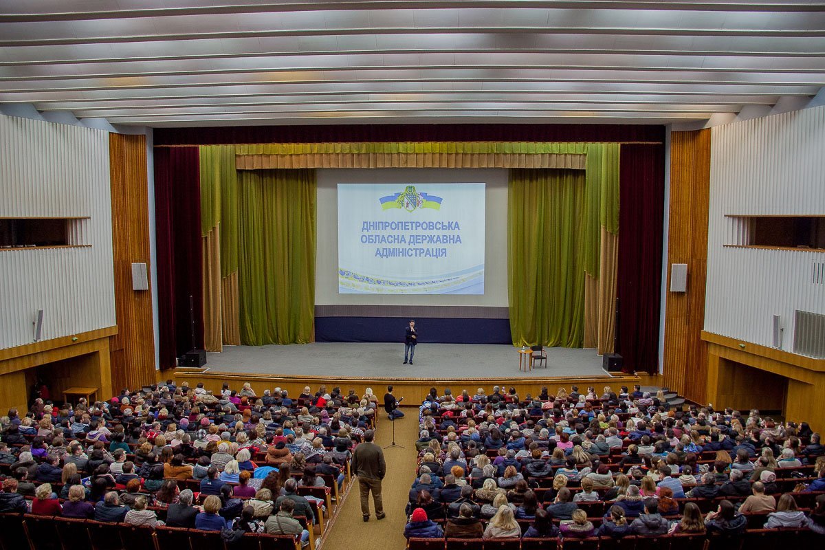 На большом экране были показаны отрывки из его фильмов На большом экране были показаны отрывки из его фильмов