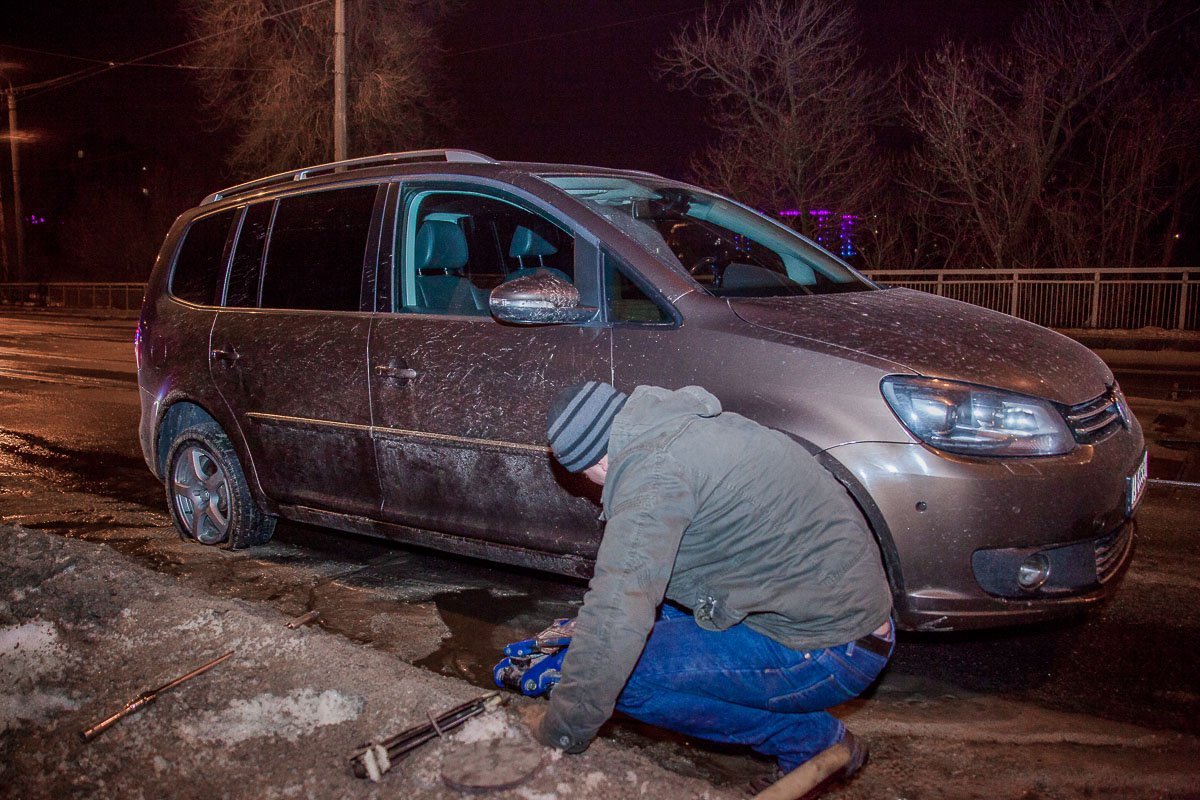 Автомобиль, который угодил в злополучную яму и пробил два правых колеса Автомобиль, который угодил в злополучную яму и пробил два правых колеса