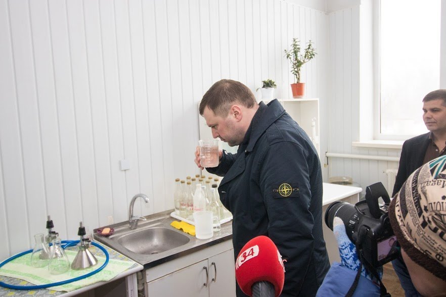 Михаил Лысенко лично проверил качество воды Михаил Лысенко лично проверил качество воды