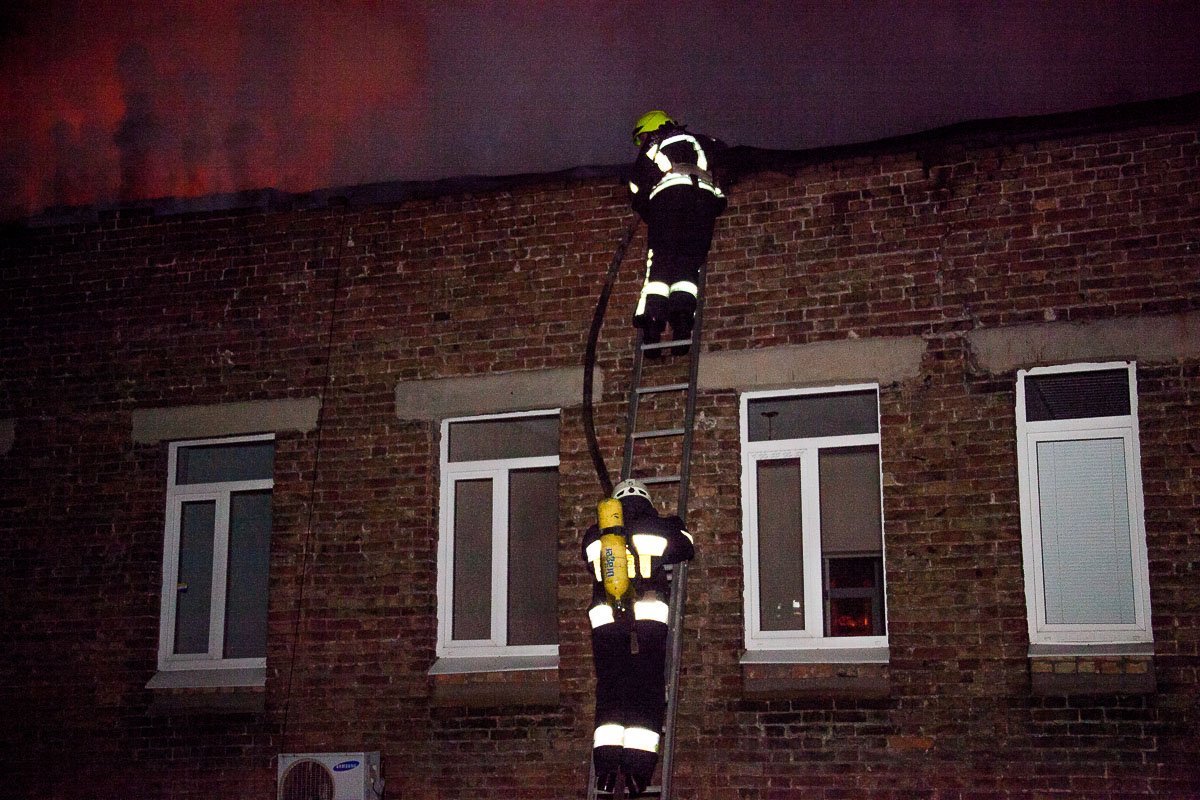28 марта около 1:30 ночи на улице Троицкая, 14 загорелась крыша жилого дома