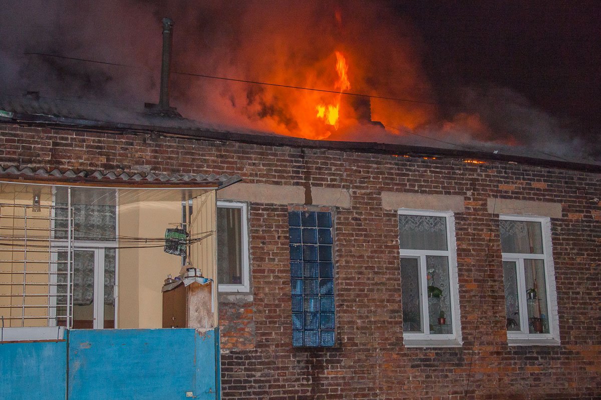 Тушить пожар помогали сотрудники отеля, который расположен по соседству