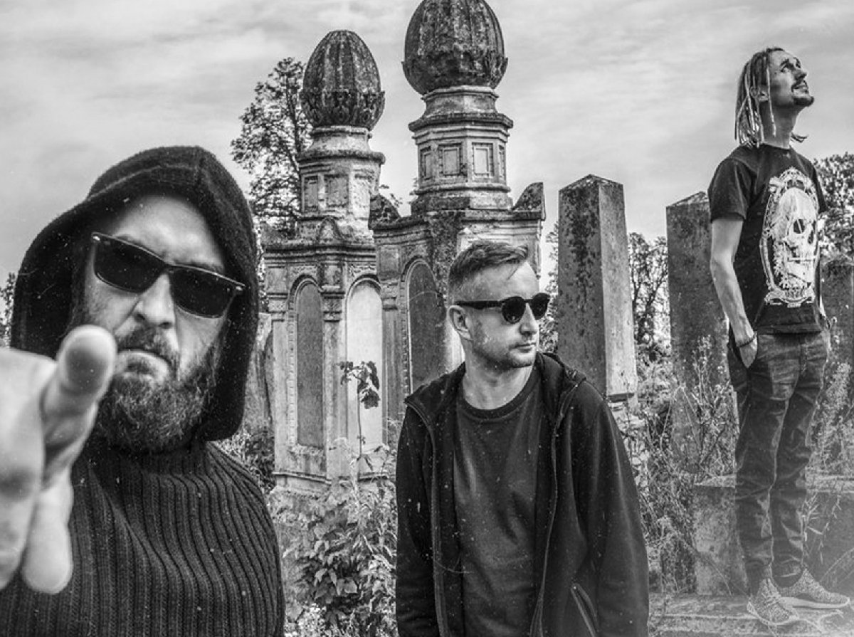 Проект сочетает в себе атмосферные гитарное и электронное звучание, а также глубокое текстовое наполнение Проект сочетает в себе атмосферные гитарное и электронное звучание, а также глубокое текстовое наполнение