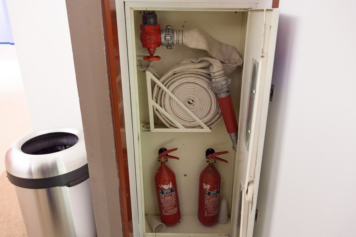 Пожарные шкафы с огнетушителями есть на каждом этаже