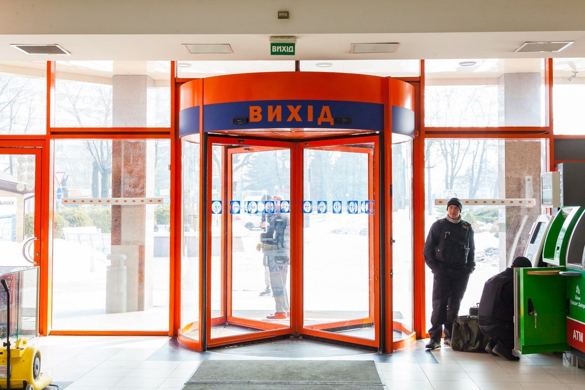 Карусельная дверь в аварийной ситуации обесточивается