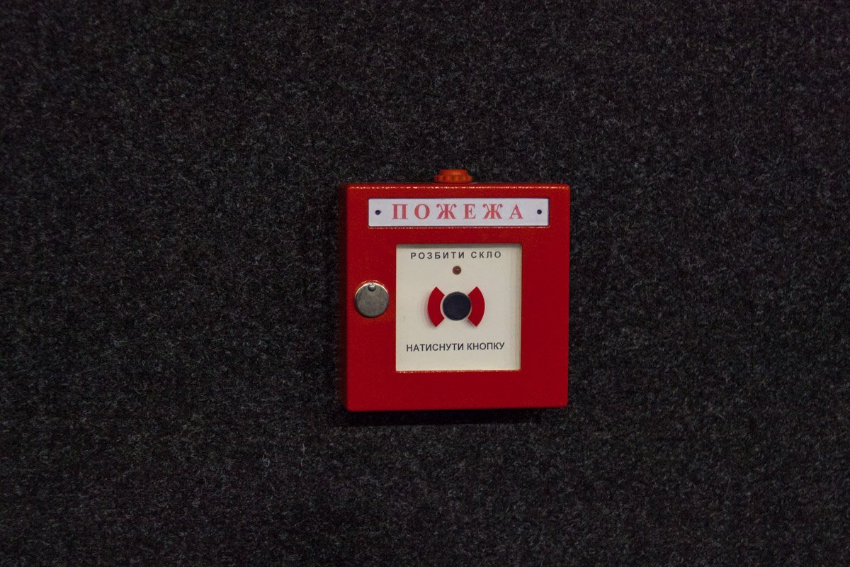 Возле всех выходов есть кнопки под стеклом