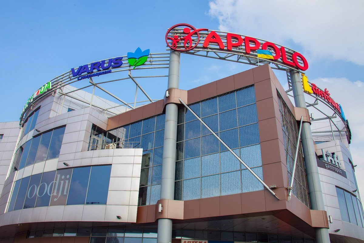 Appolo по размерам уступает тому же Каравану, поэтому количество аварийных выходов в нем также гораздо меньше