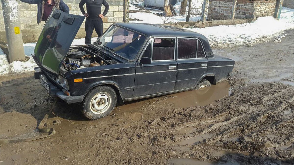 ВАЗ провалился в яму