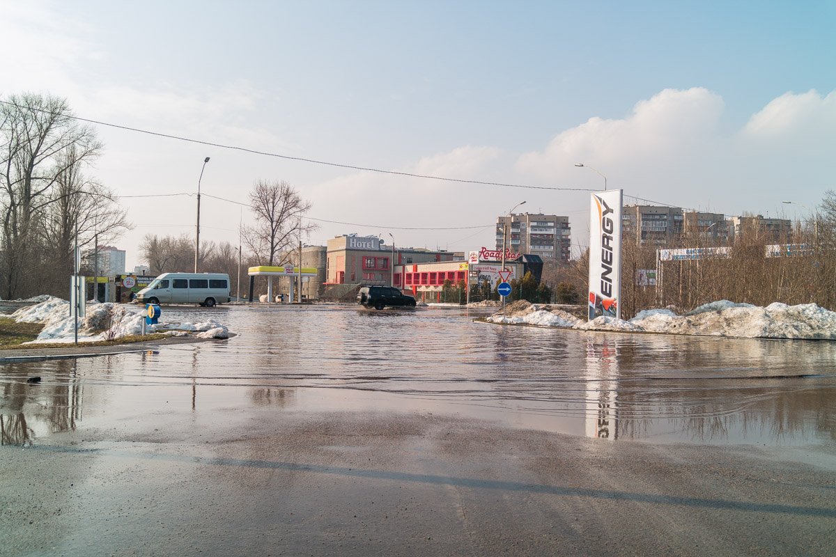 Вода почти добралась до заправки Вода почти добралась до заправки
