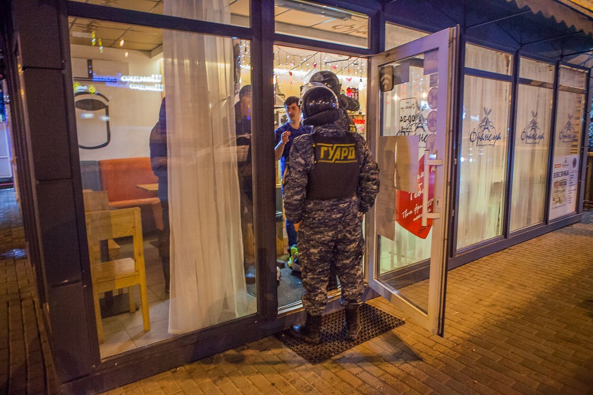 Сотрудники кофейни вызвали охрану, чтобы не допустить нанесения вреда имуществу Сотрудники кофейни вызвали охрану, чтобы не допустить нанесения вреда имуществу